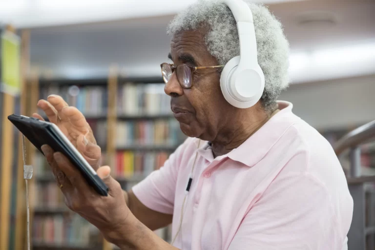 Letramento digital é essencial para inclusão de pessoas com 60+ no mundo virtual
