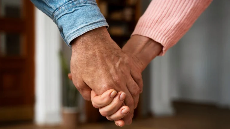 casal de mãos dadas